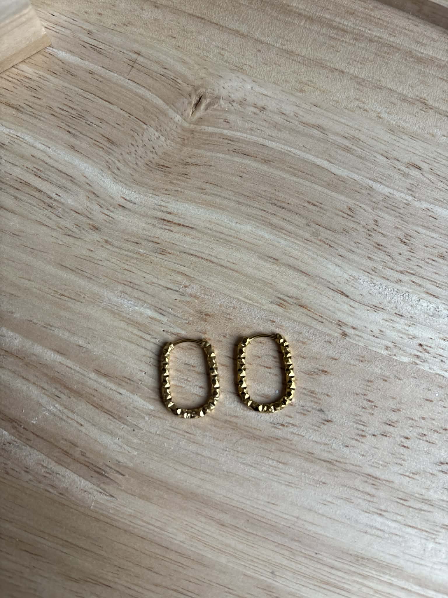 Créoles rectangulaires martelées