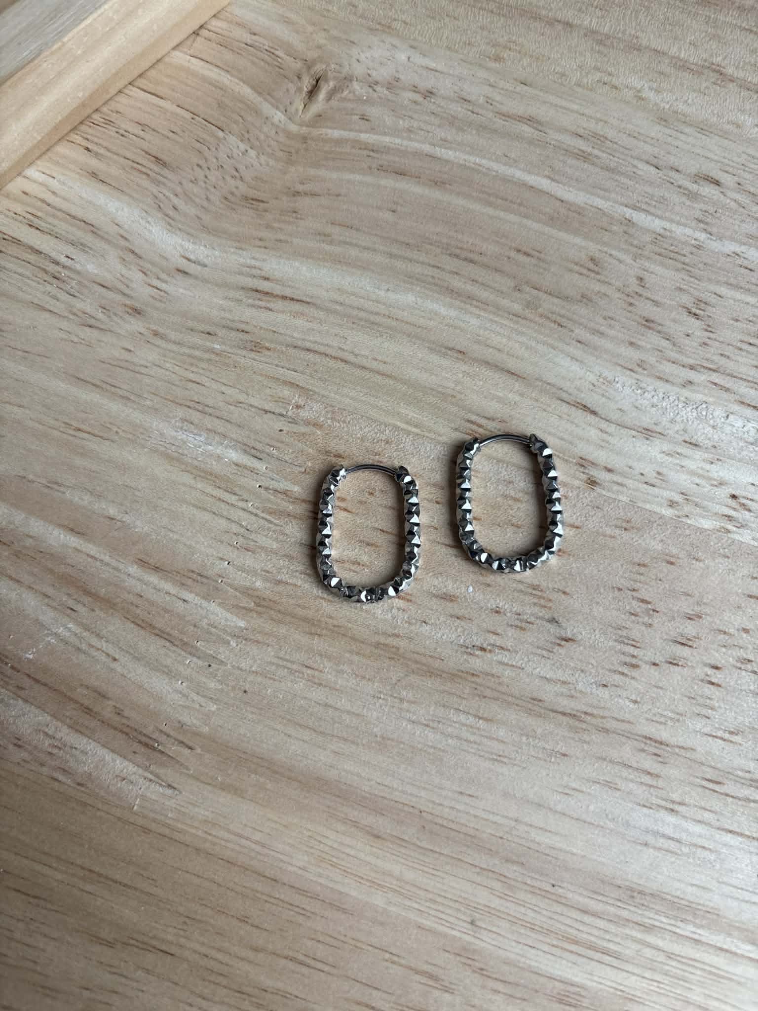 Créoles rectangulaires martelées